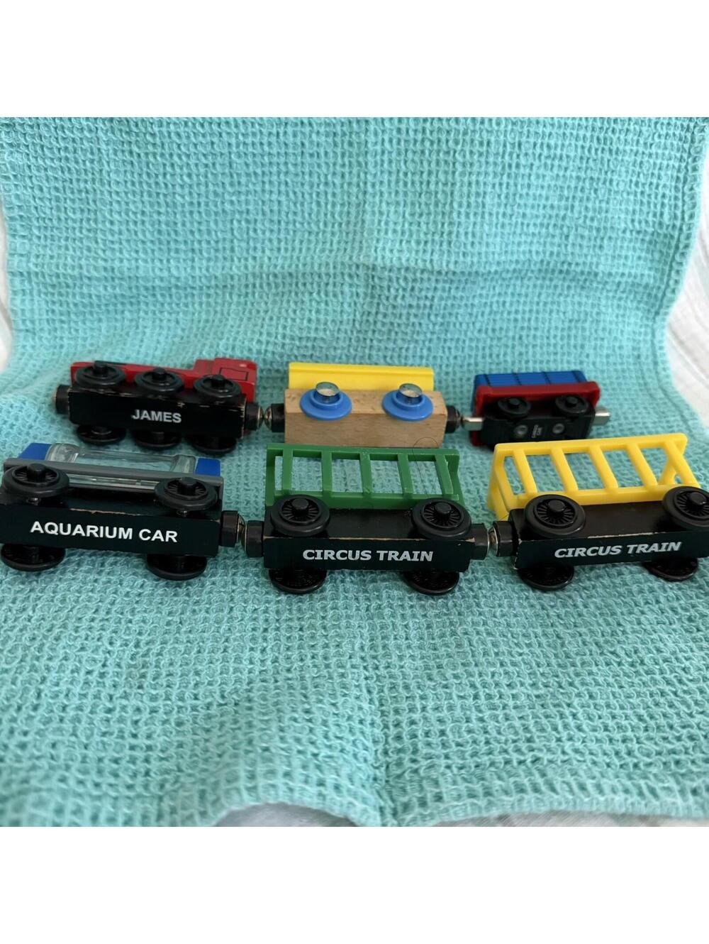 Thomas and Friends Magnetic 6 Assorted Rail Cars including James the Red Engine - Picture 2 of 4